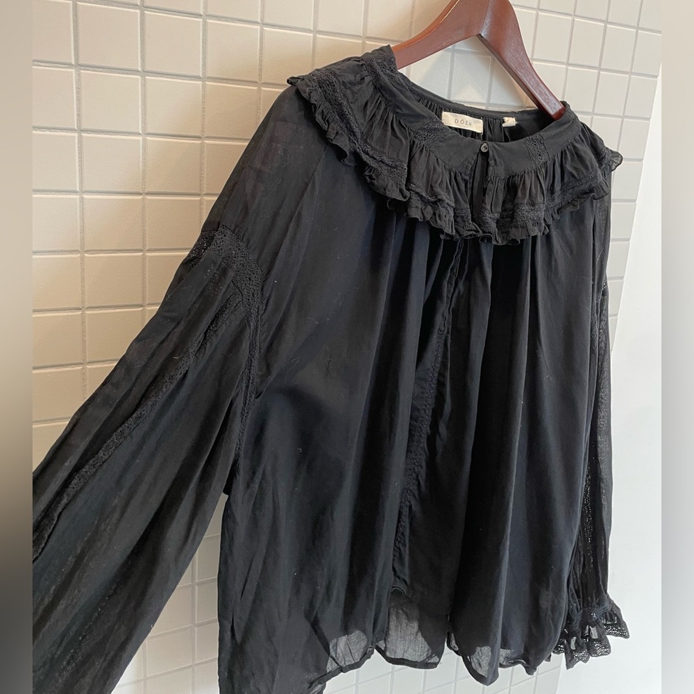 Doen Black V-Neck Lace-Trim Blouse - Picture 4 of 6